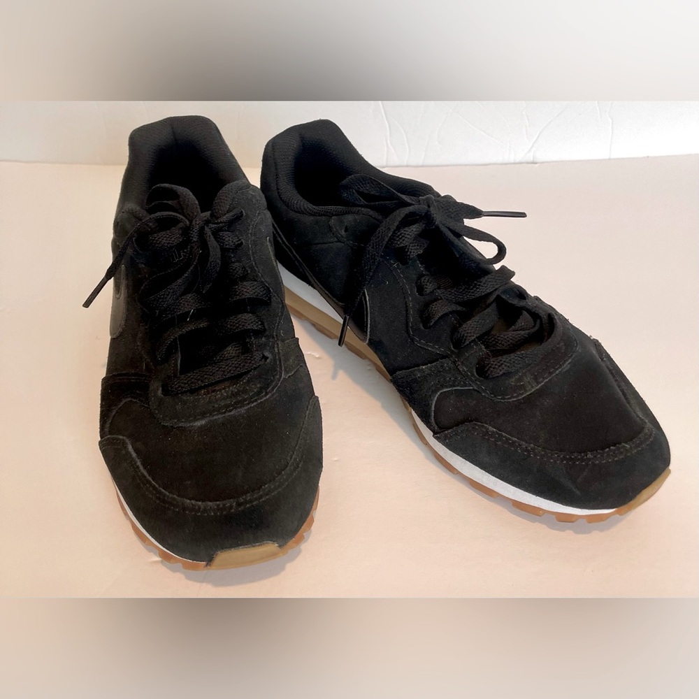 Nike Women’s MD Runner 2 SE Black Gum Athletic Retro Running Comfort Sneakers